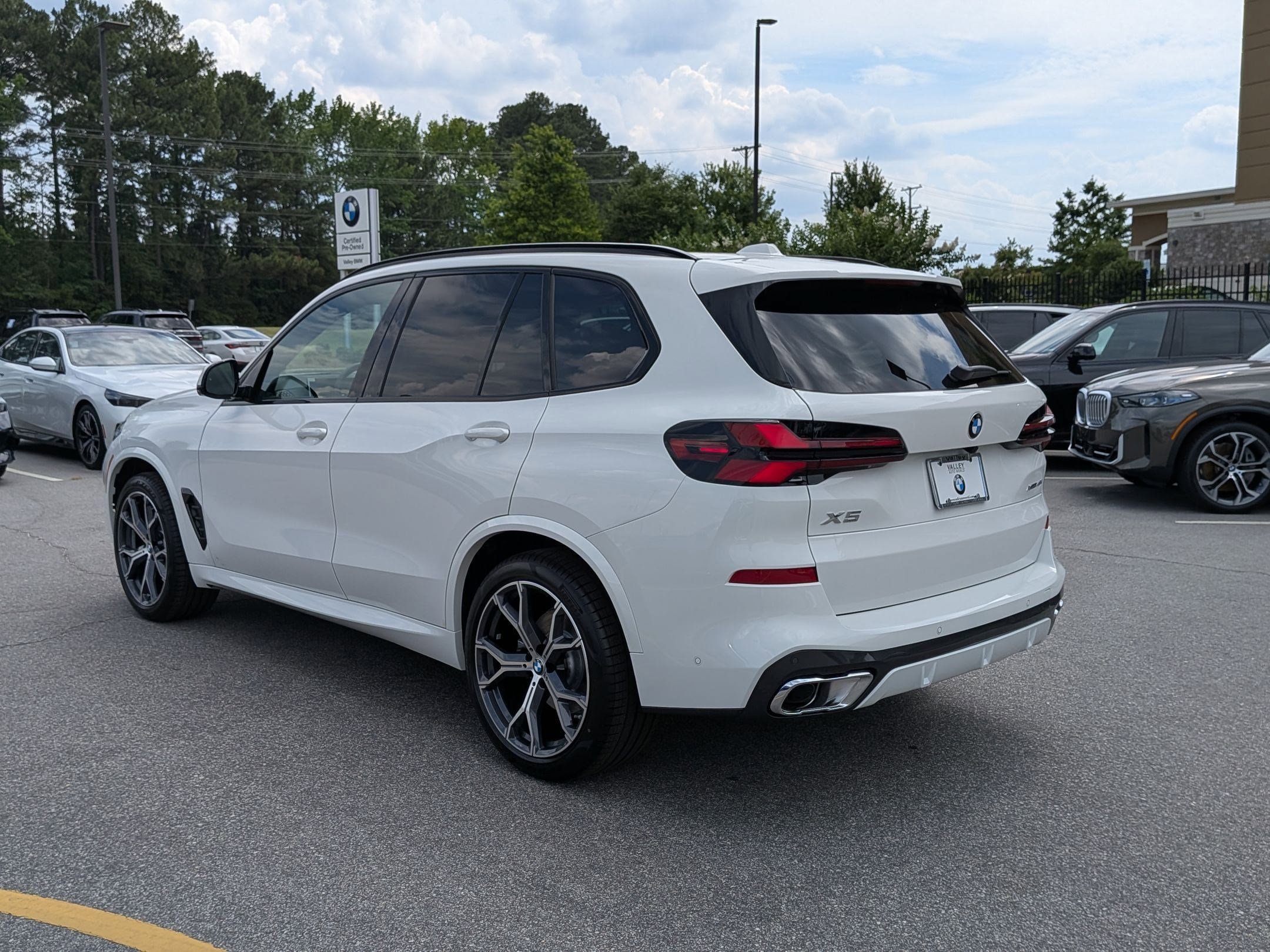 New 2026 BMW X5 xDrive40i w/ M Sport Package AWD/4WD image 5