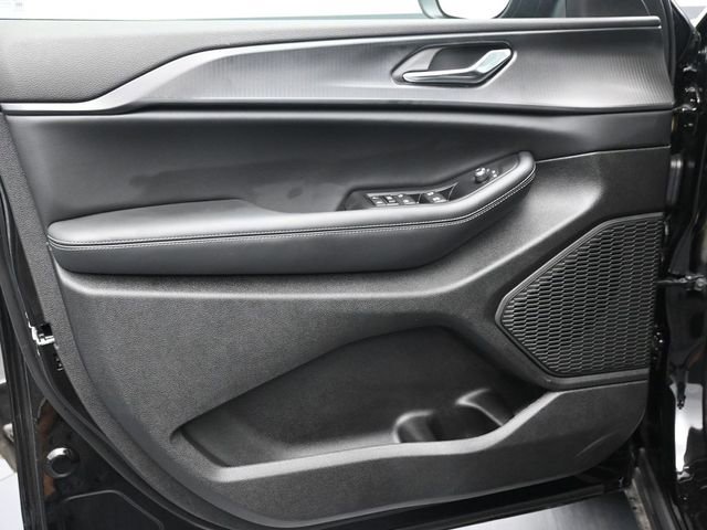 Used 2024 Jeep Grand Cherokee Laredo X image 19