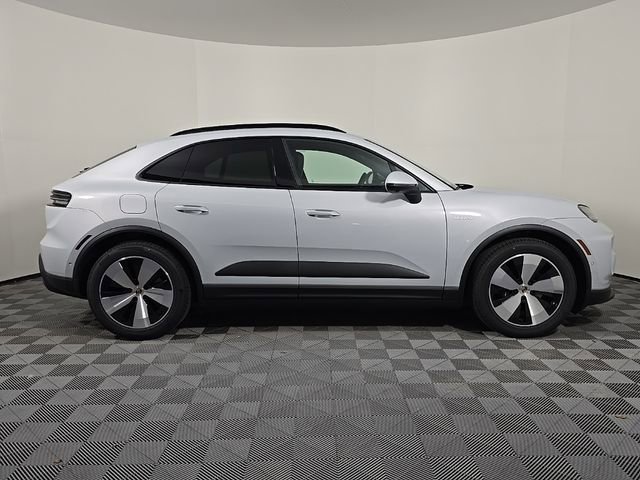 Certified 2025 Porsche Macan Electric image 8