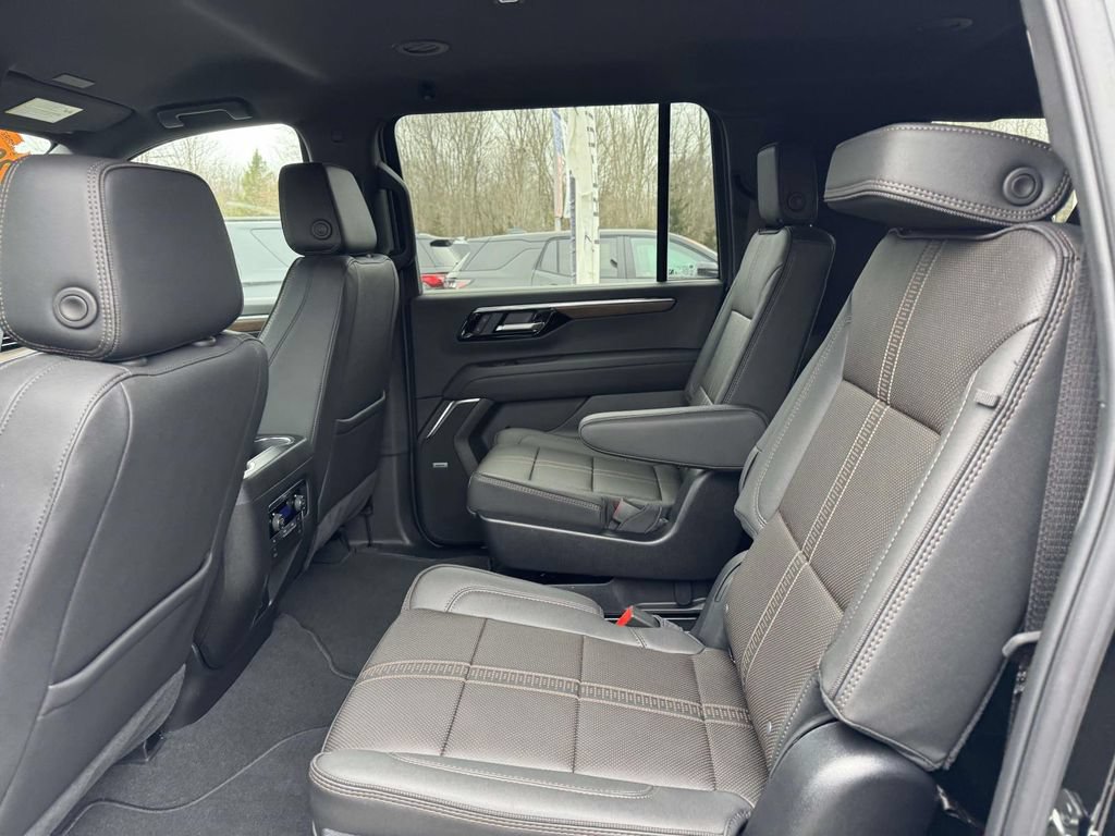 Used 2025 Chevrolet Suburban High Country AWD/4WD image 9