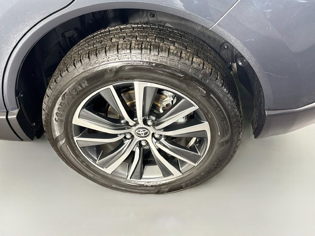 Used 2024 Toyota Venza LE AWD/4WD image 36