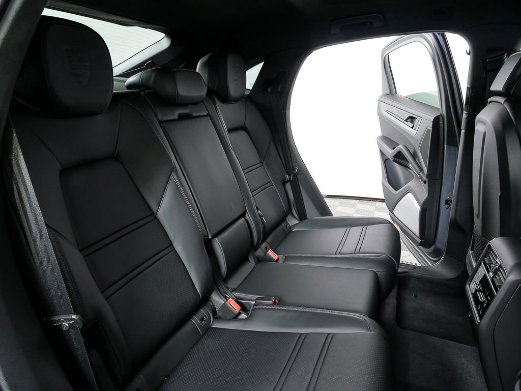 New 2026 Porsche Cayenne GTS image 25