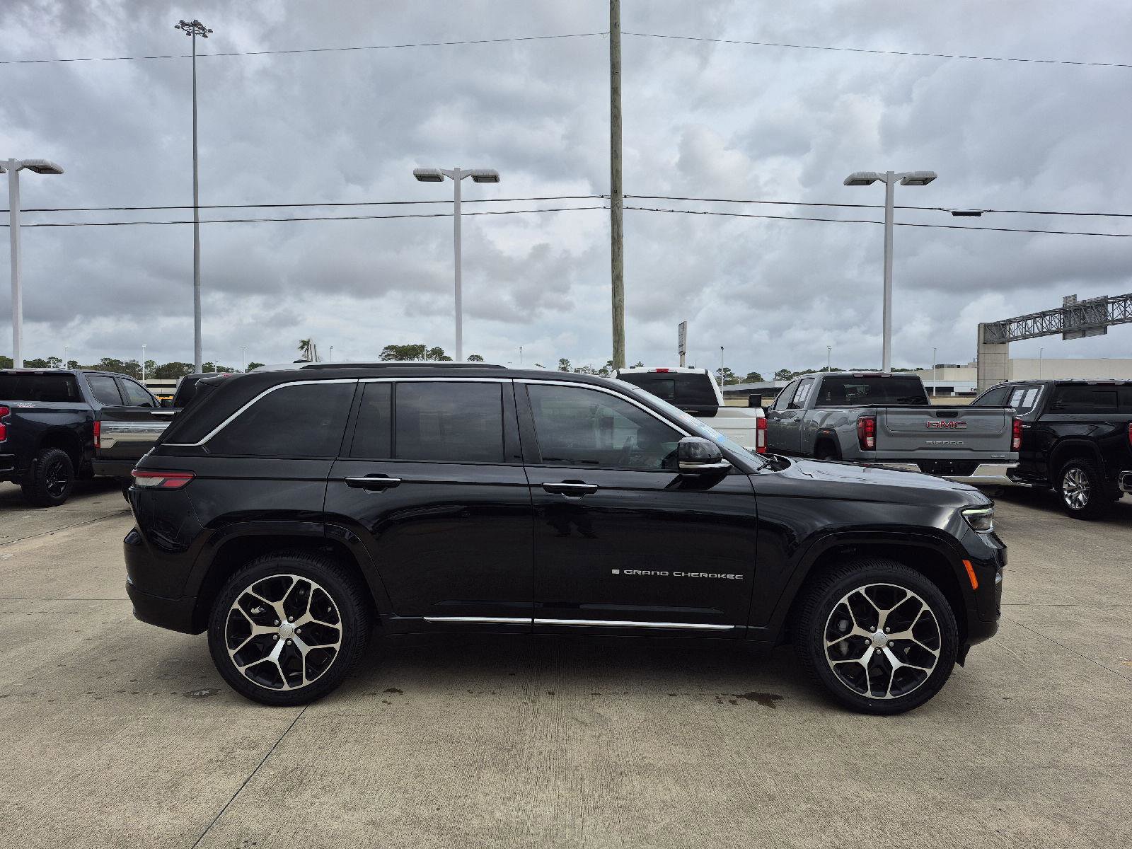 Used 2023 Jeep Grand Cherokee Summit image 4