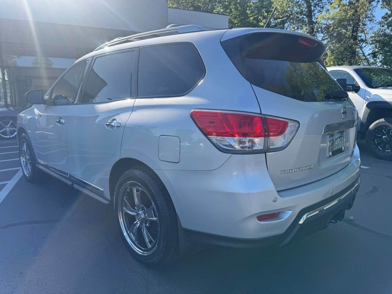 Used 2015 Nissan Pathfinder Platinum w/ Family Entertainment Package AWD/4WD image 3