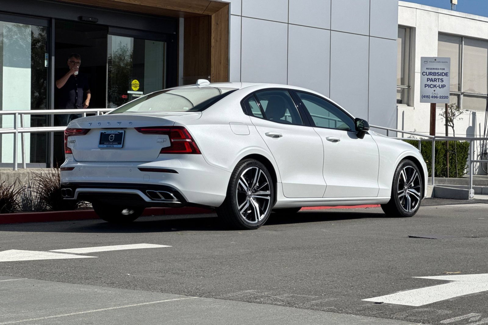 Used 2022 Volvo S60 T8 R-Design Expression w/ Premium Package AWD/4WD image 2