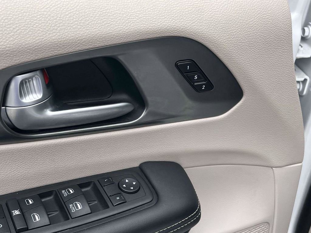 Used 2024 Chrysler Pacifica Touring-L image 15