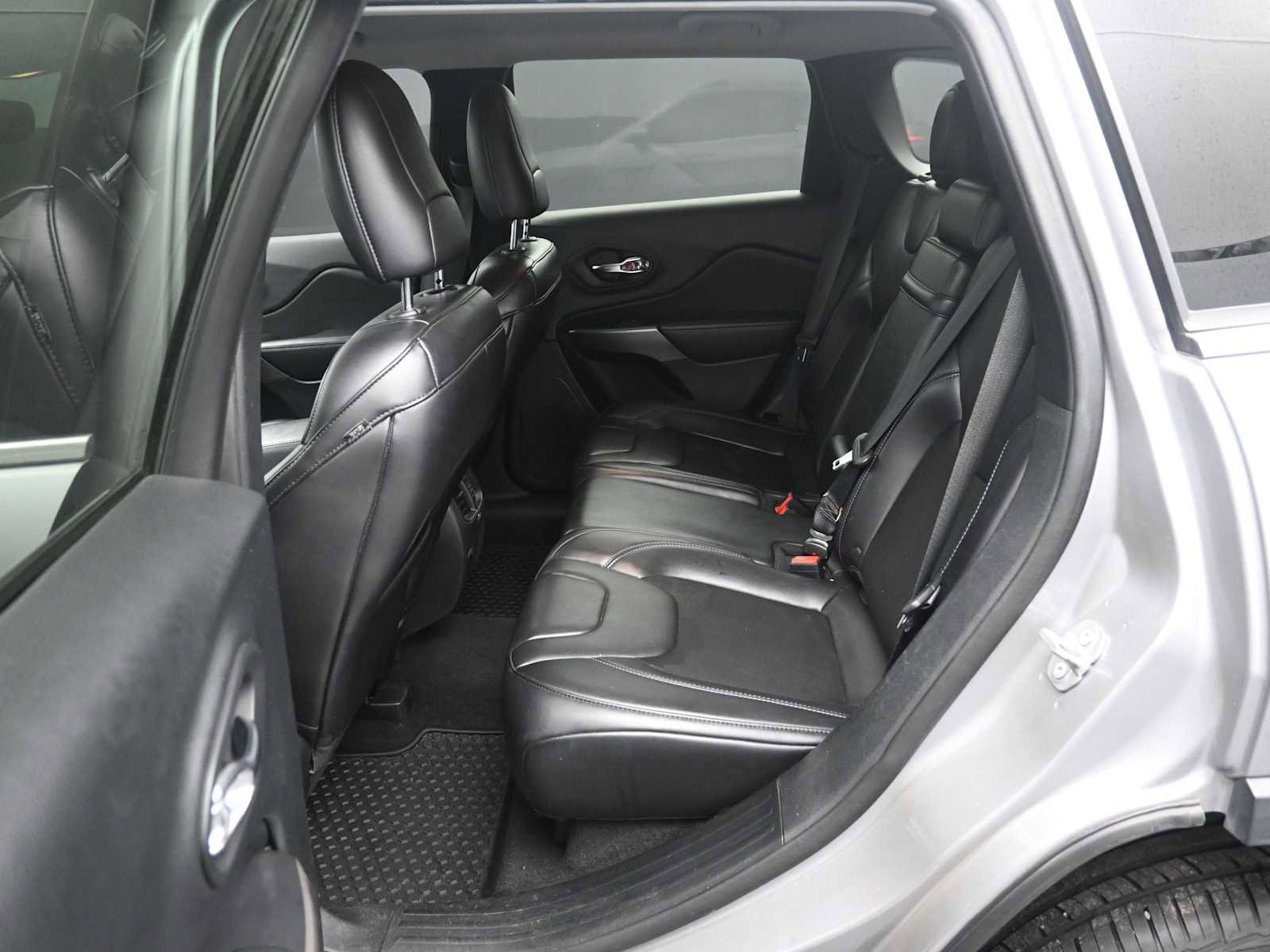 Used 2019 Jeep Cherokee Latitude Plus w/ Comfort/Convenience Group image 14