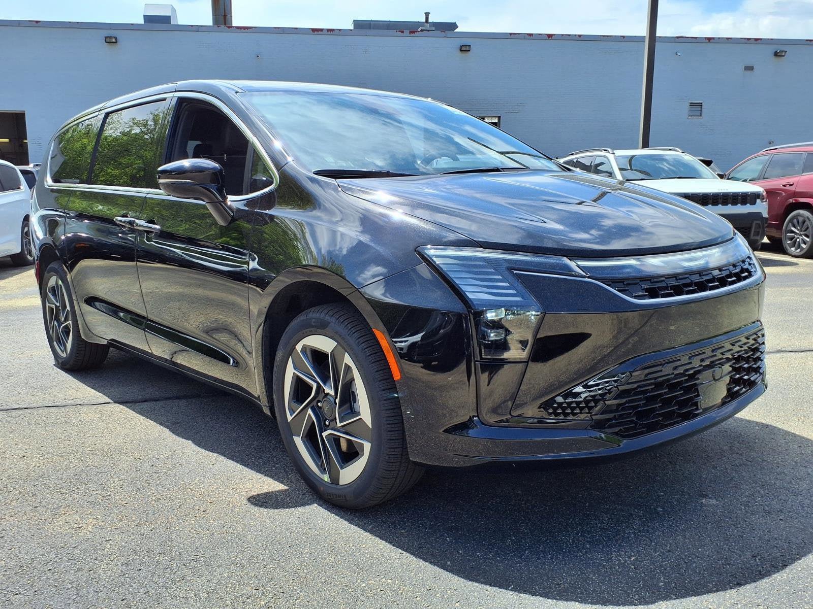 New 2027 Chrysler Pacifica Limited AWD/4WD image 4