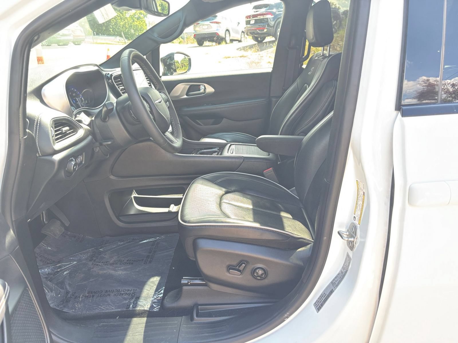 Used 2025 Chrysler Pacifica Limited FWD image 29