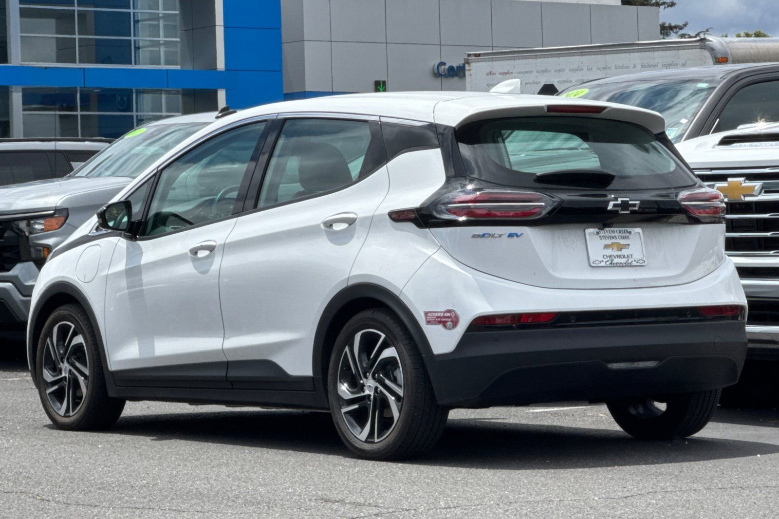 Used 2023 Chevrolet Bolt LT w/ Infotainment Package FWD image 7