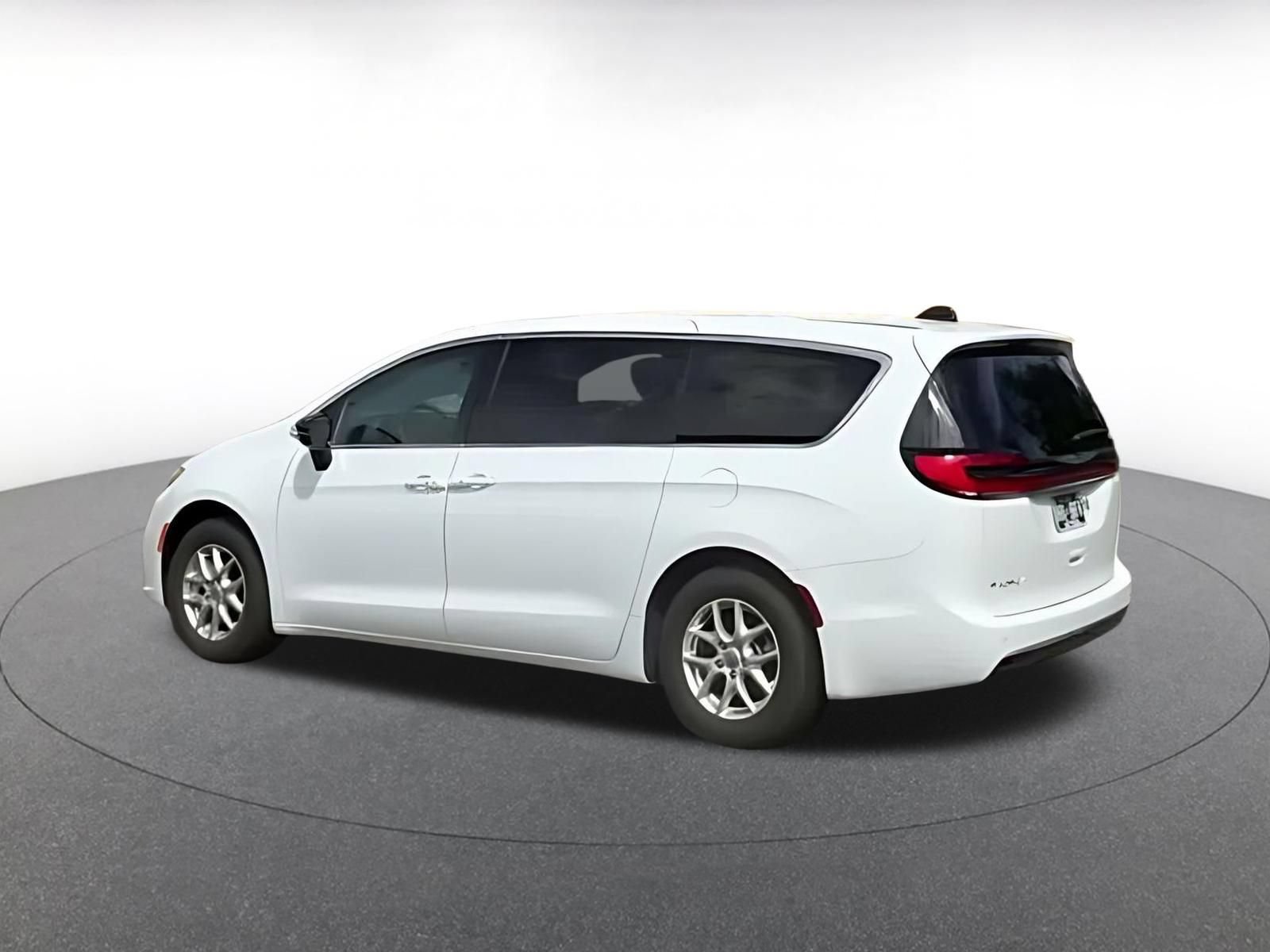Used 2025 Chrysler Pacifica Select FWD image 8