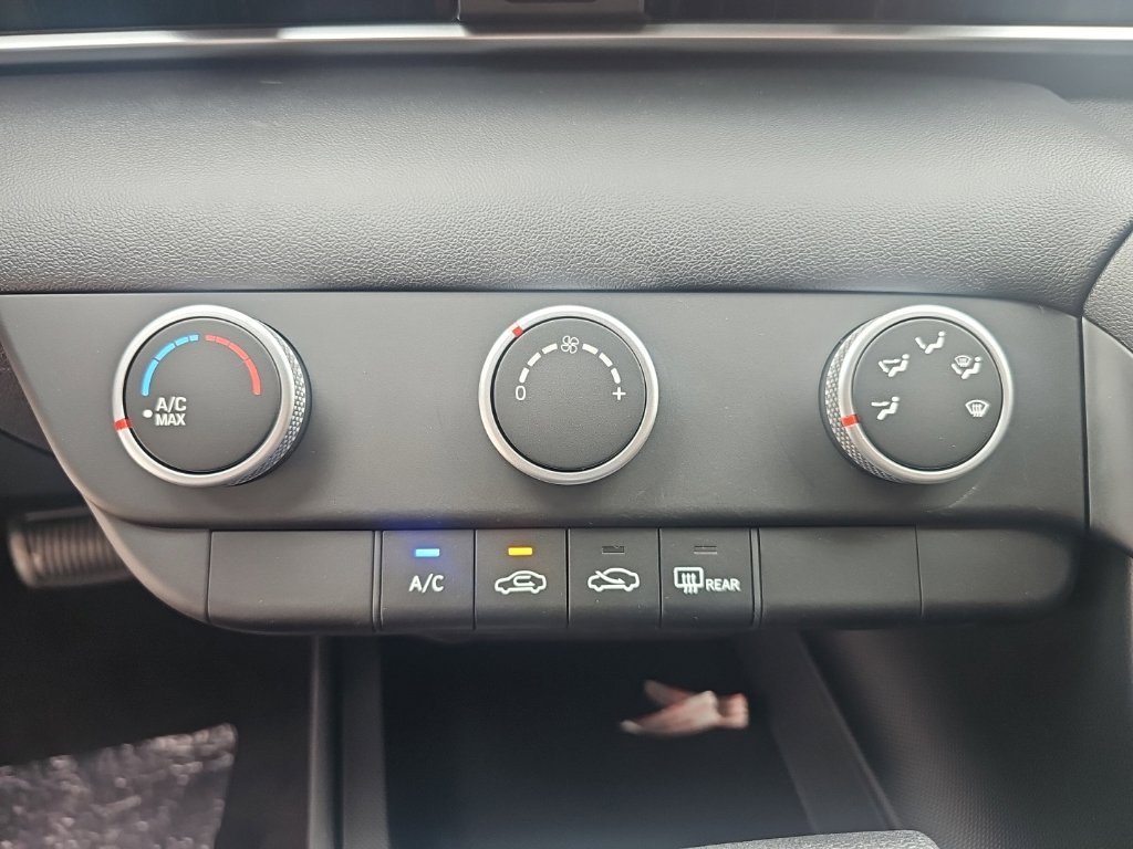 New 2026 Hyundai Elantra SE FWD image 18