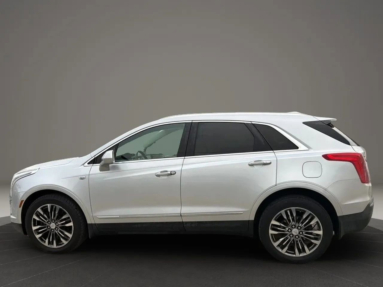 Used 2017 Cadillac XT5 Premium Luxury FWD image 4