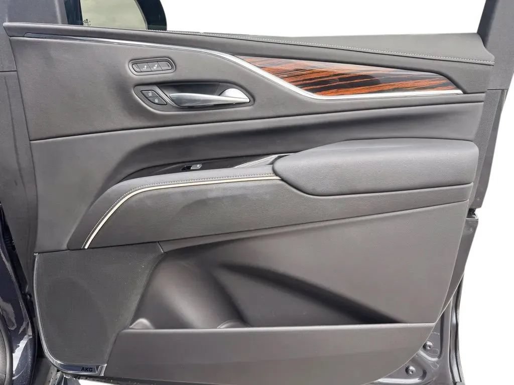 Used 2024 Cadillac Escalade Luxury AWD/4WD image 16
