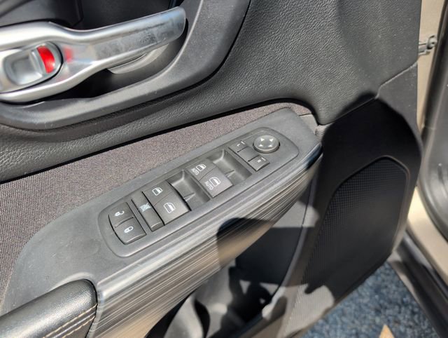 Used 2016 Jeep Cherokee Latitude w/ Cold Weather Group AWD/4WD image 19