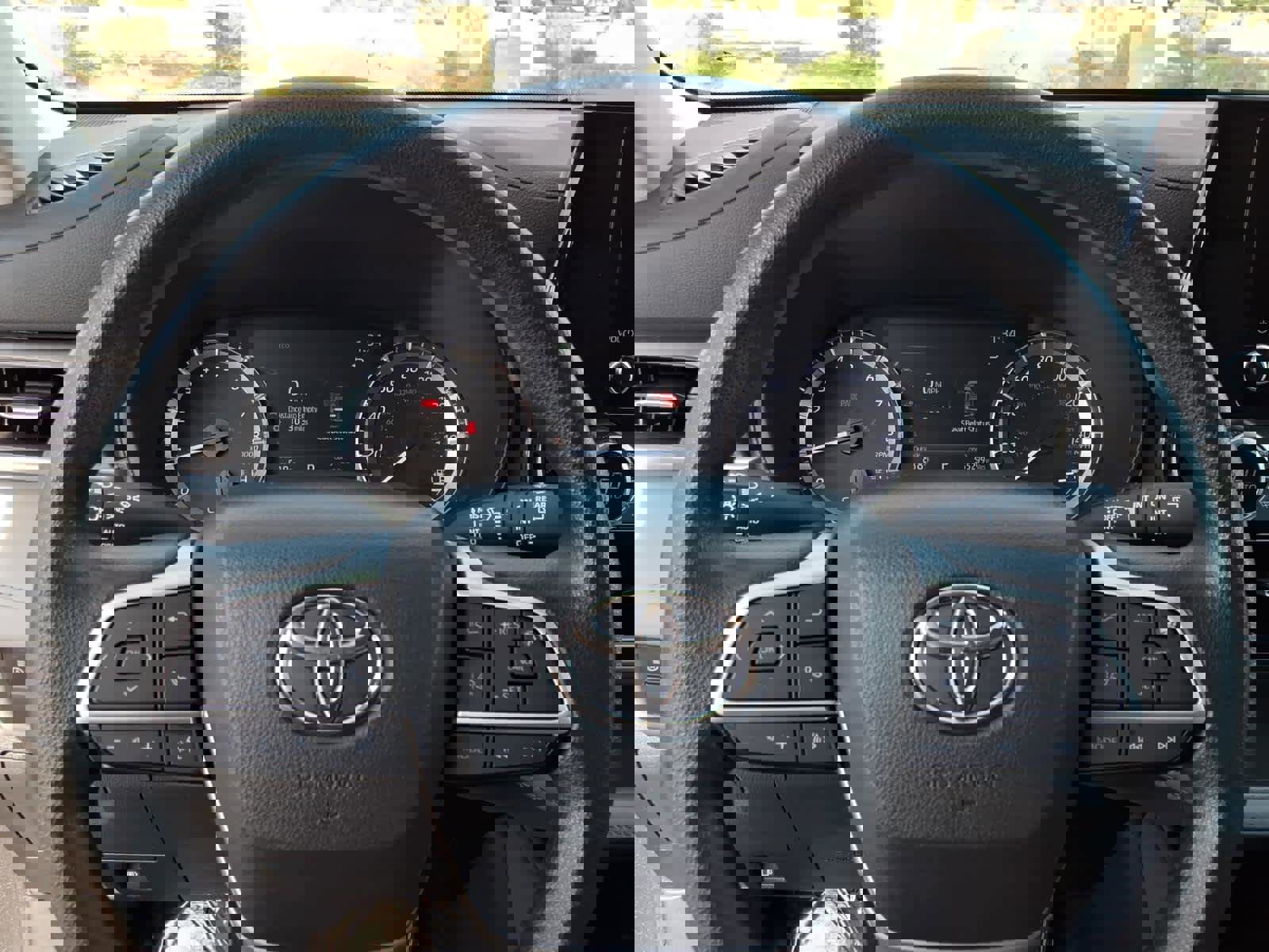 Used 2023 Toyota Highlander L image 33