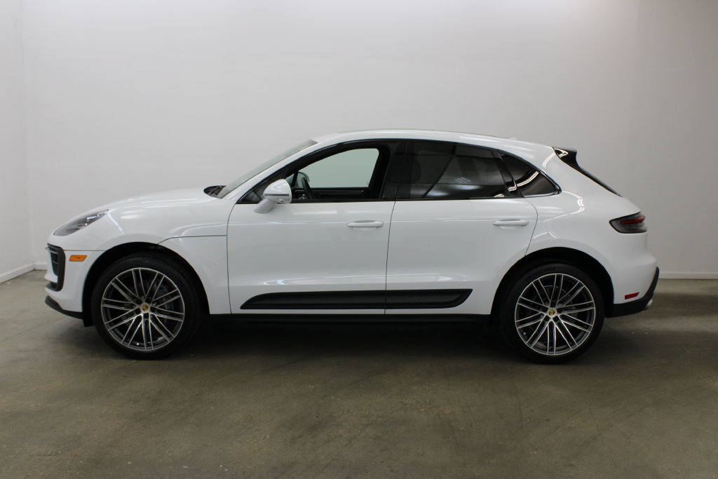 Certified 2024 Porsche Macan AWD/4WD image 2