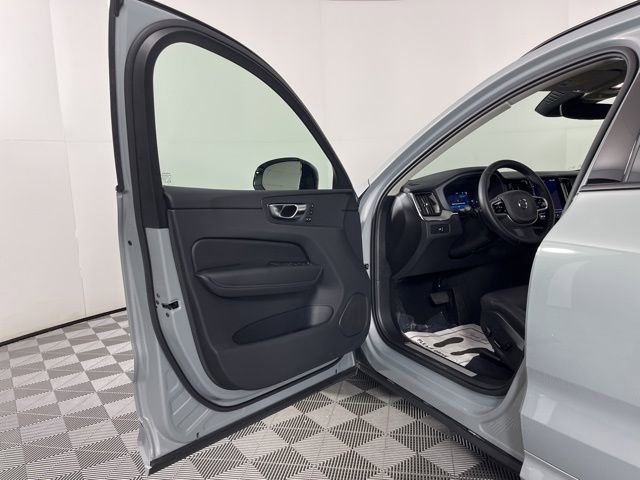 Used 2025 Volvo XC60 B5 Plus image 16