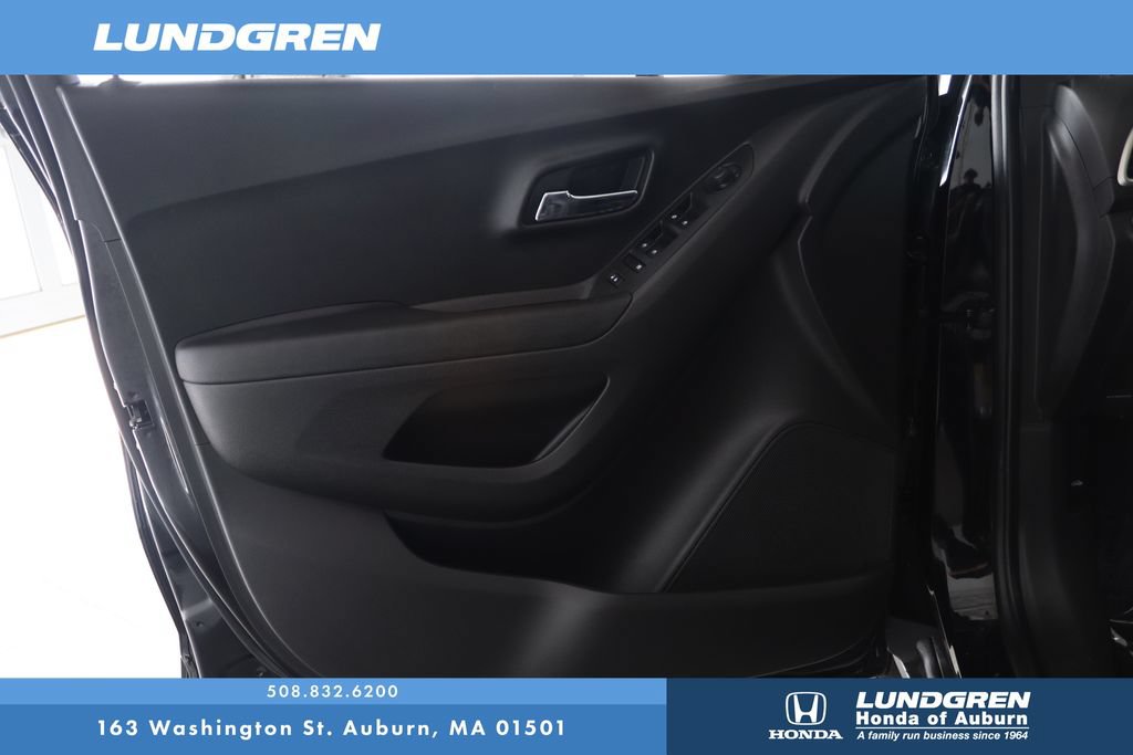 Used 2020 Chevrolet Trax LT w/ Redline Edition FWD image 9
