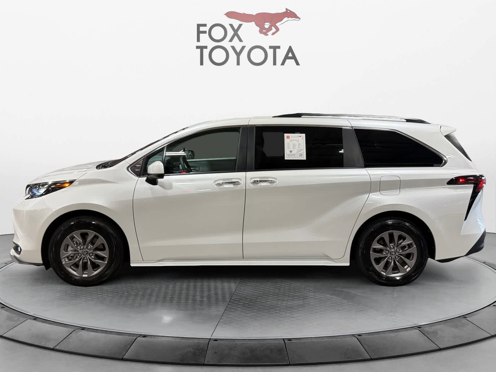 Used 2026 Toyota Sienna XLE FWD image 3