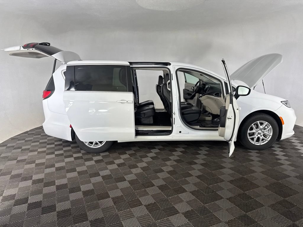 Used 2023 Chrysler Pacifica Touring-L FWD image 14