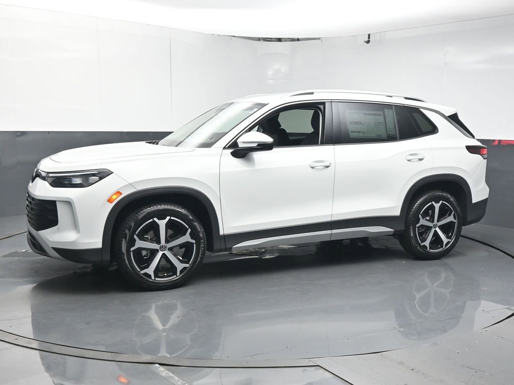 Used 2025 Volkswagen Tiguan SE image 4