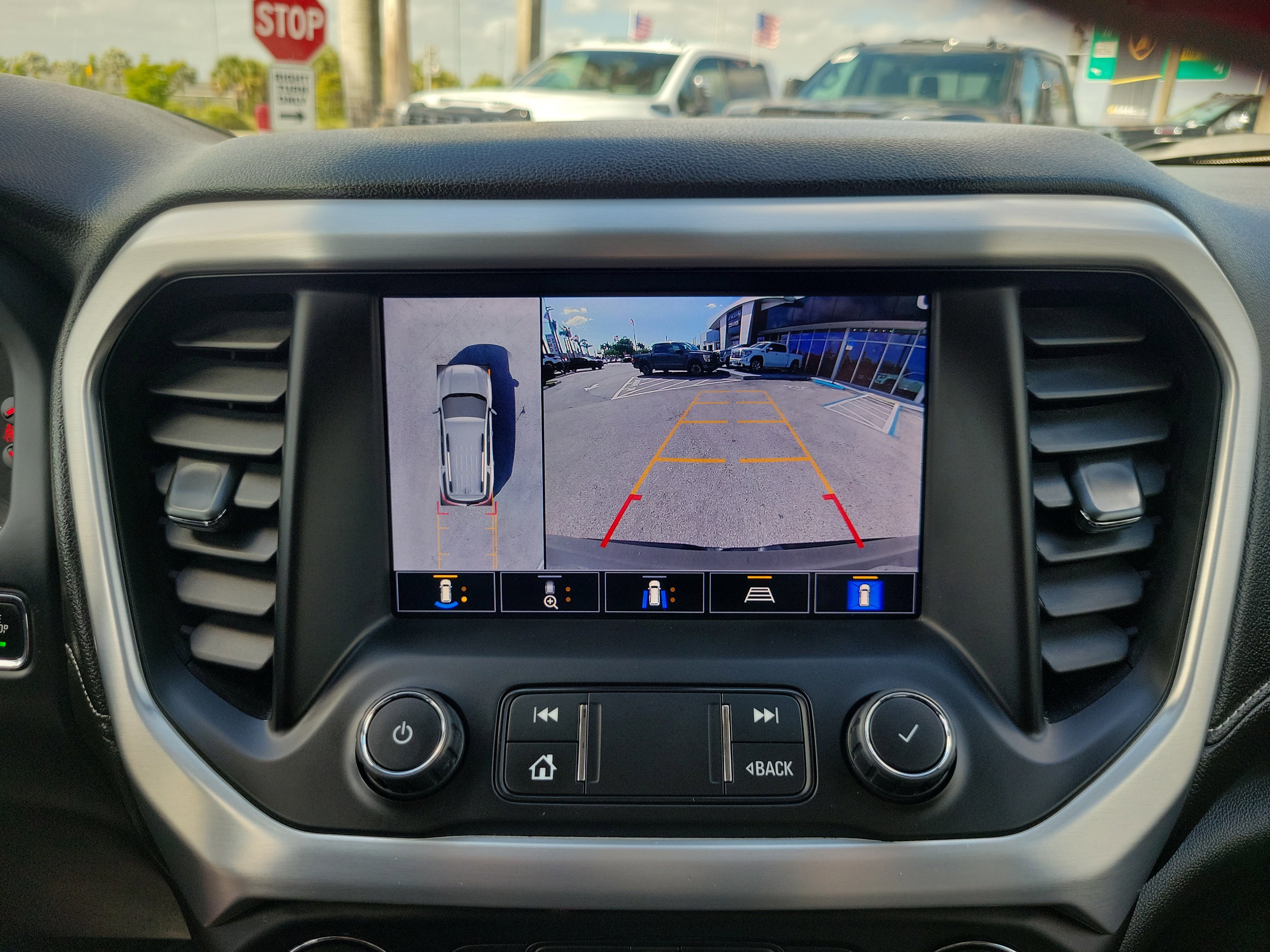 Used 2022 GMC Acadia SLT w/ Technology Package FWD image 11