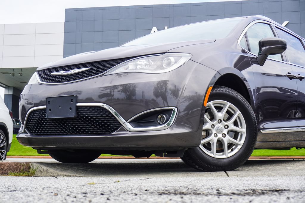 Used 2020 Chrysler Pacifica Touring-L FWD image 2