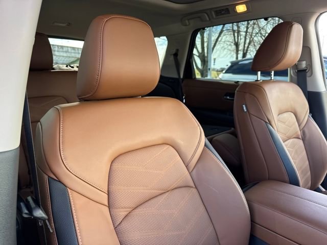 Used 2025 Nissan Pathfinder Platinum w/ Black Appearance Package image 29