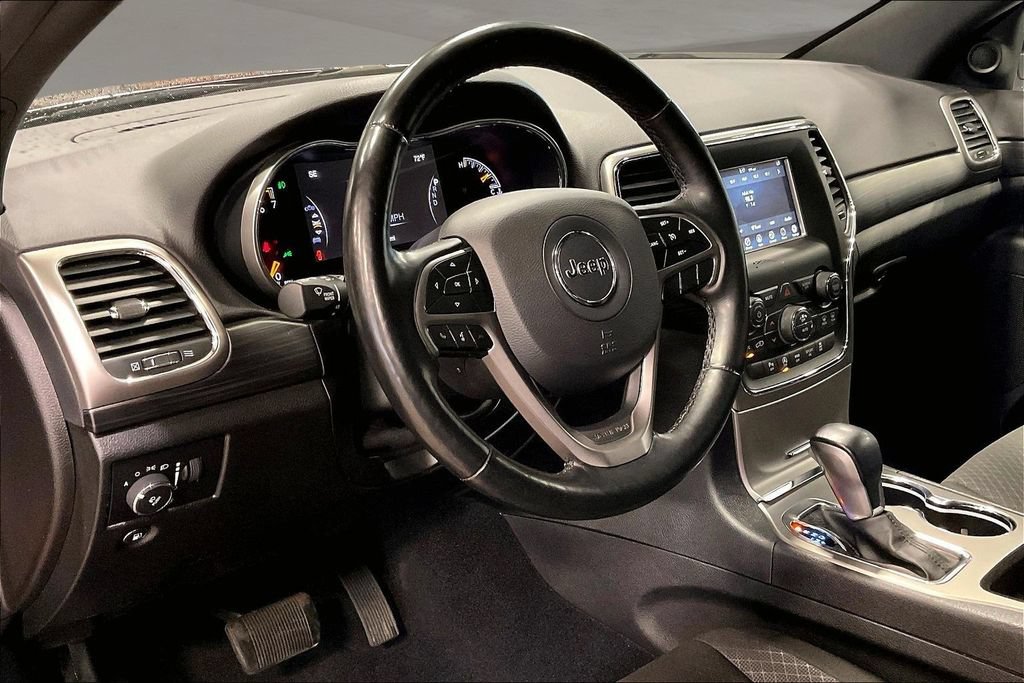 Used 2021 Jeep Grand Cherokee Laredo w/ Security & Convenience Group AWD/4WD image 18