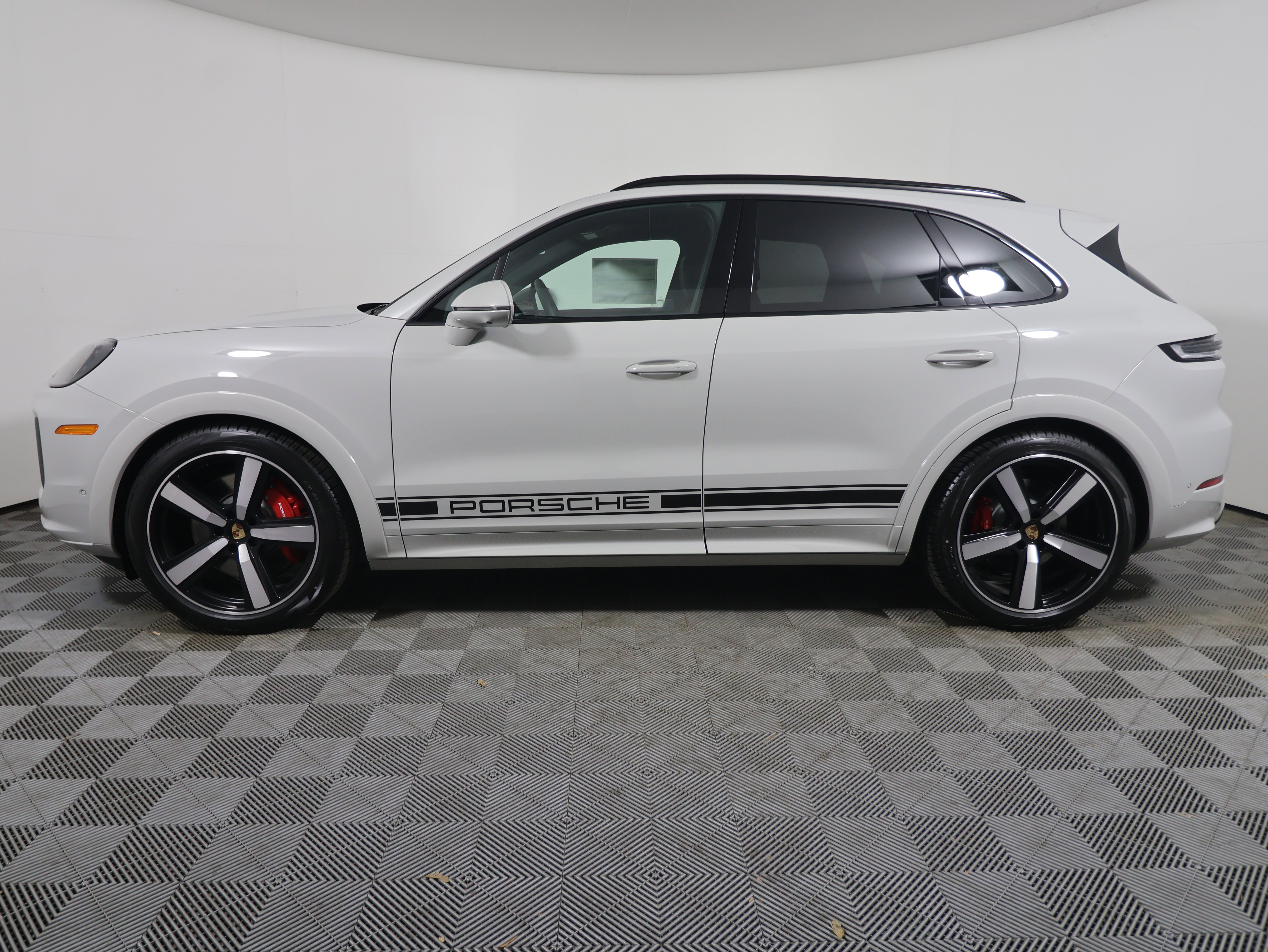 New 2025 Porsche Cayenne GTS image 2