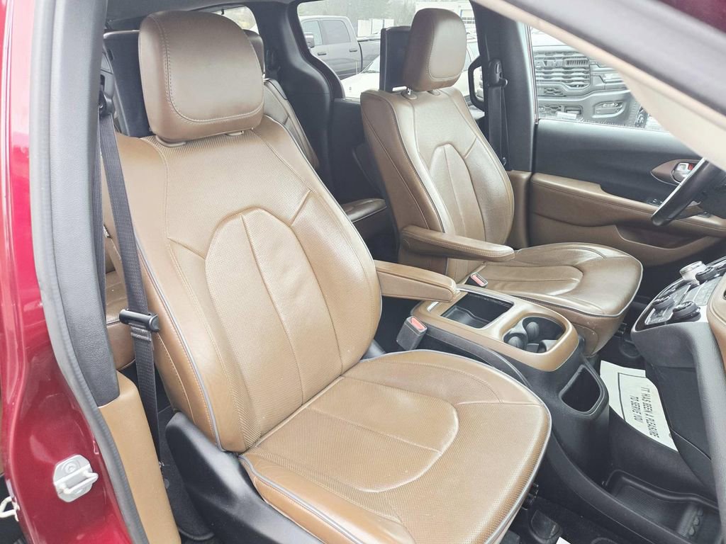 Used 2018 Chrysler Pacifica Limited image 18