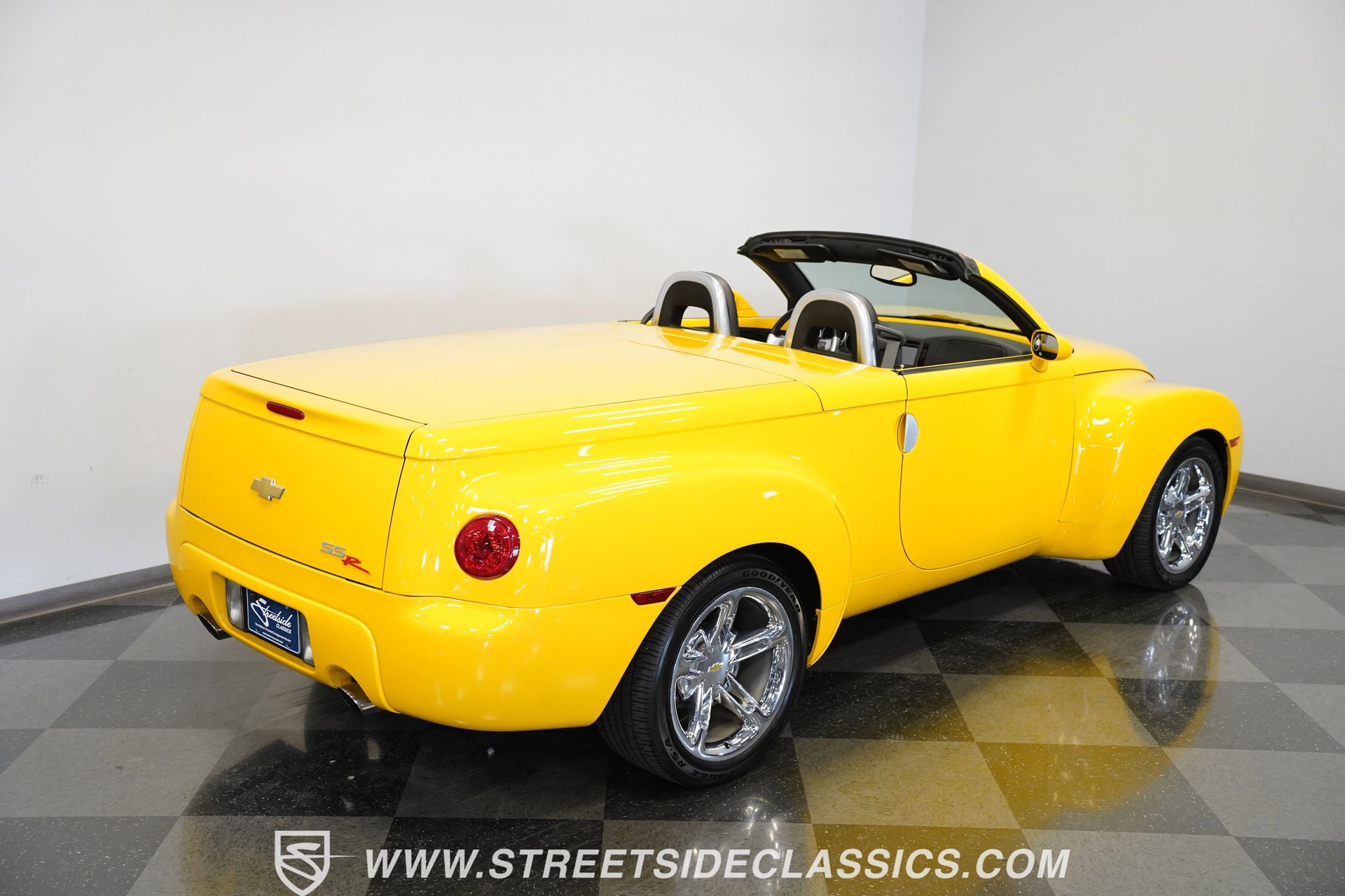 Used 2005 Chevrolet SSR w/ Preferred Equipment Group image 18