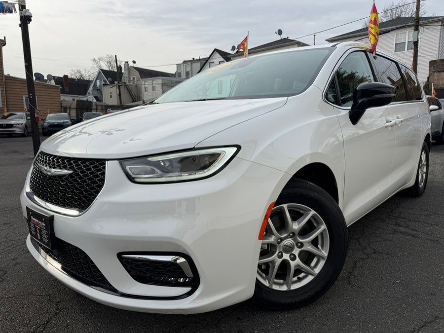 Used 2024 Chrysler Pacifica Touring-L image 2