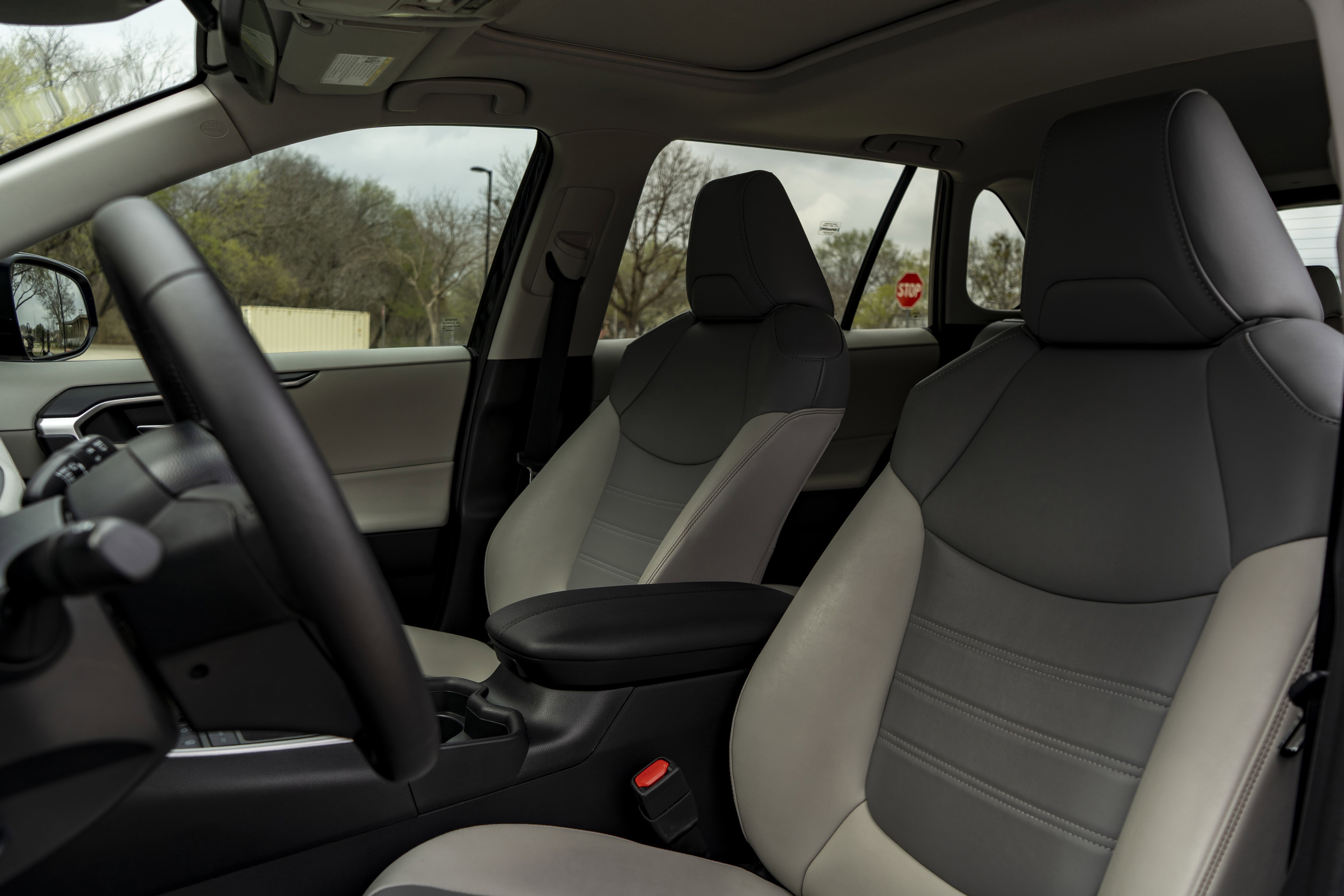 Used 2020 Toyota RAV4 XLE Premium image 17