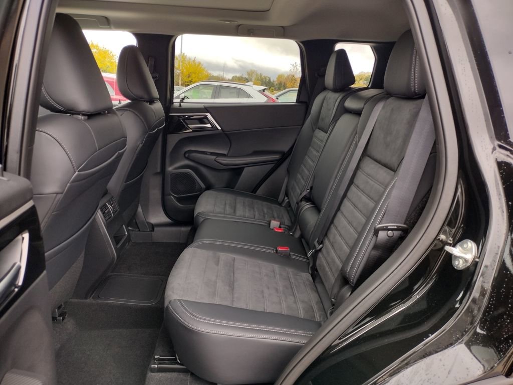 New 2025 Mitsubishi Outlander SE image 9