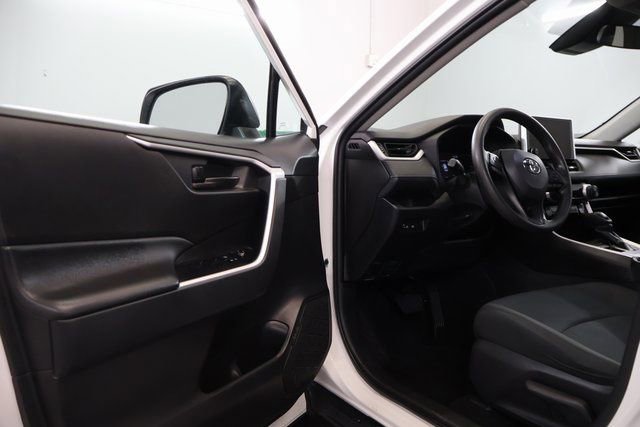 Used 2023 Toyota RAV4 LE AWD/4WD image 8