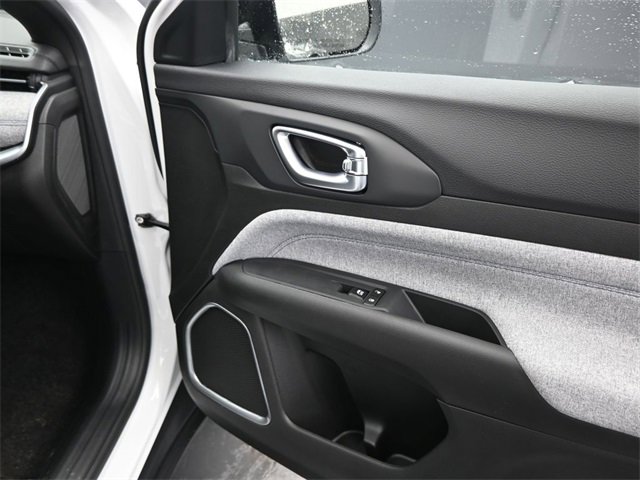 Used 2025 Jeep Compass Sport image 9