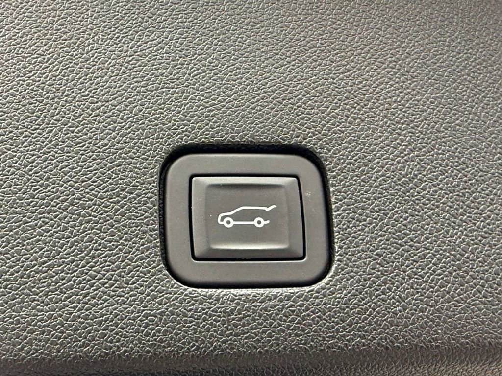 Used 2025 Cadillac XT6 Premium Luxury image 18