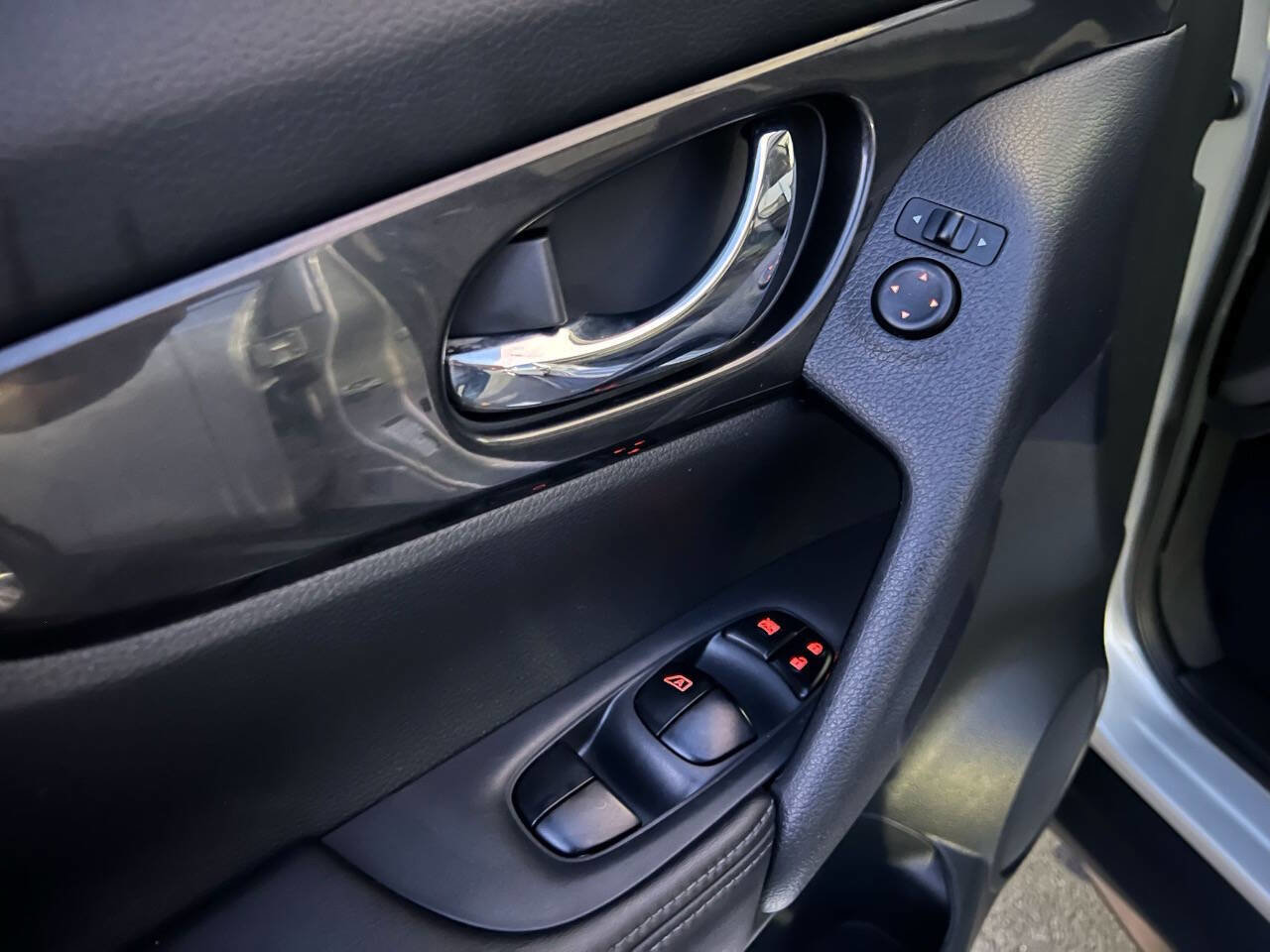 Used 2017 Nissan Rogue SV image 11