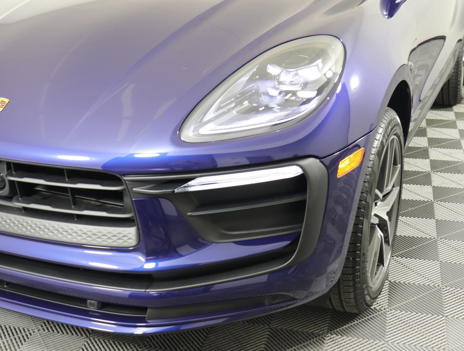 Certified 2025 Porsche Macan AWD/4WD image 13