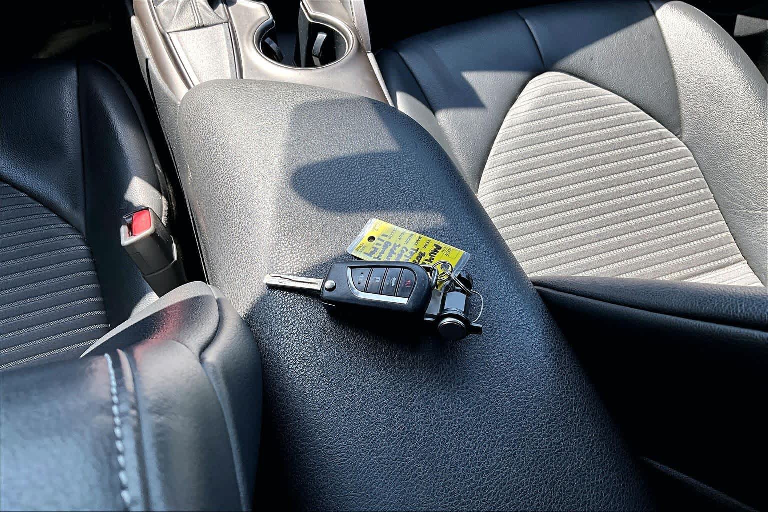 Used 2021 Toyota Camry SE FWD image 14