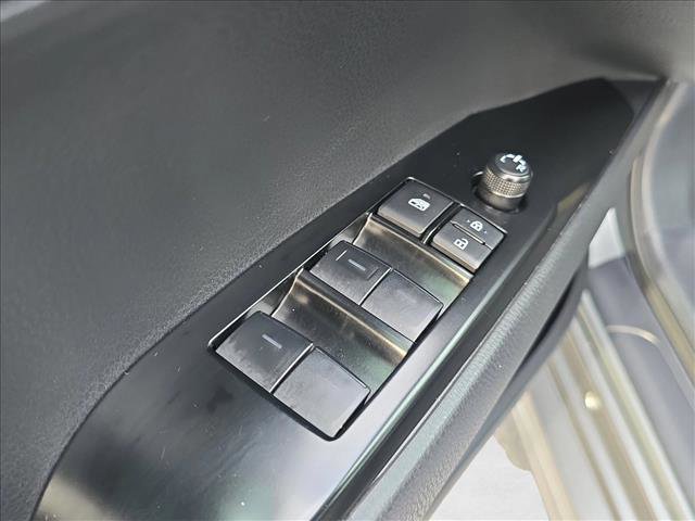 Used 2025 Toyota Camry SE image 9