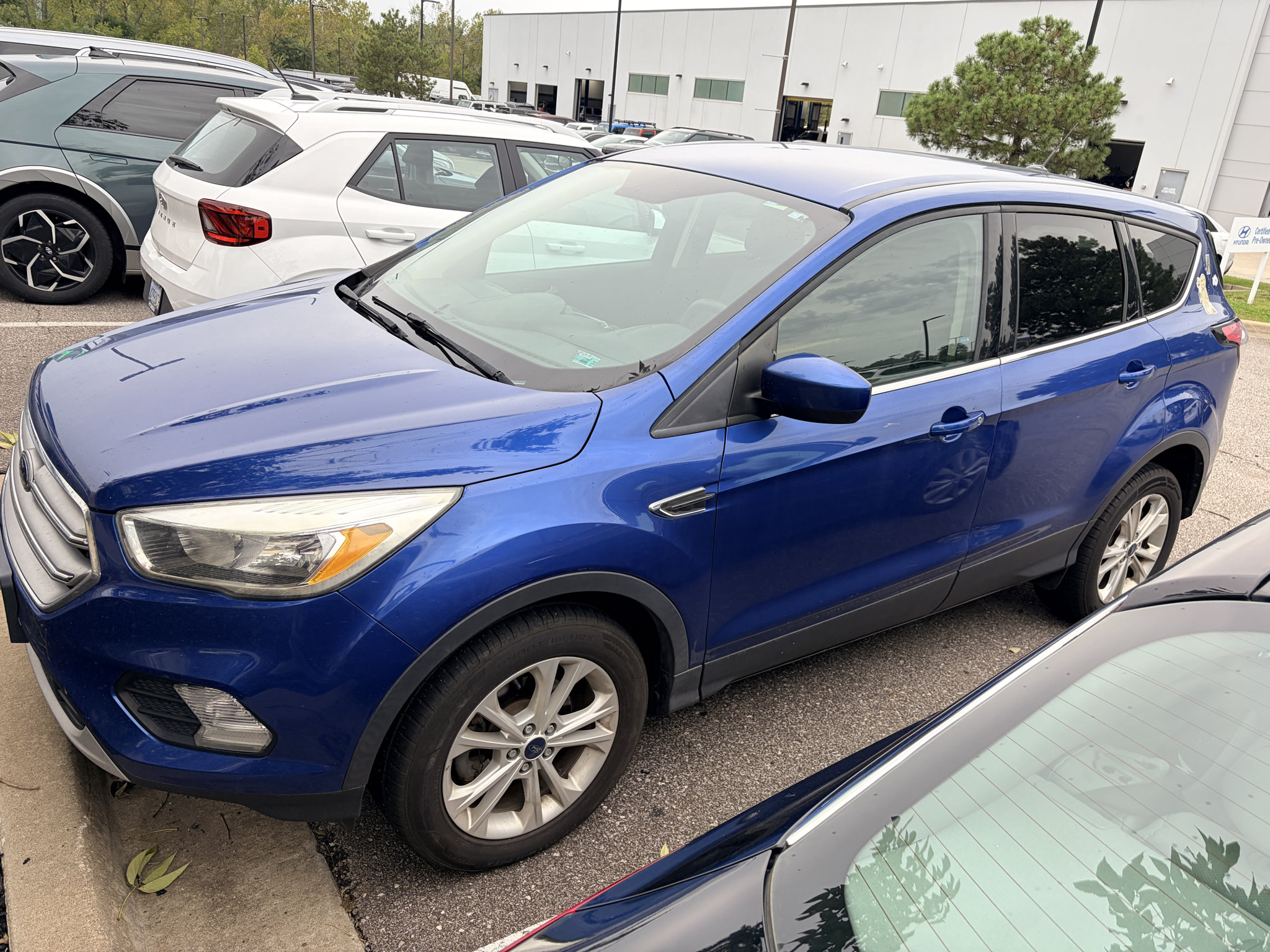 Used 2017 Ford Escape SE FWD image 2
