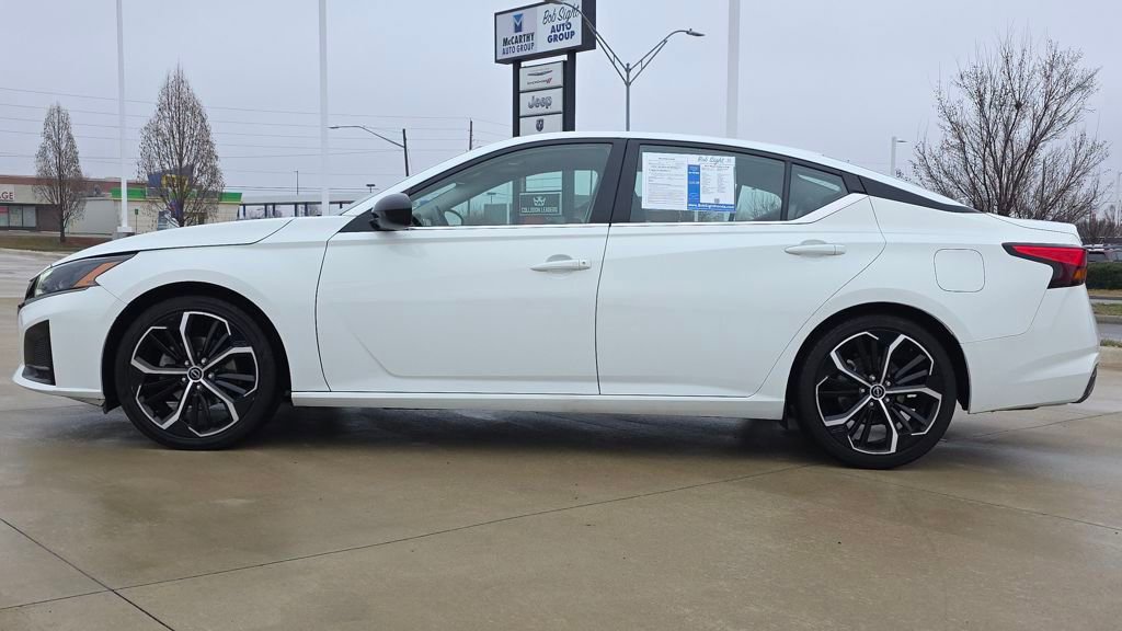 Used 2023 Nissan Altima 2.5 SR FWD image 2