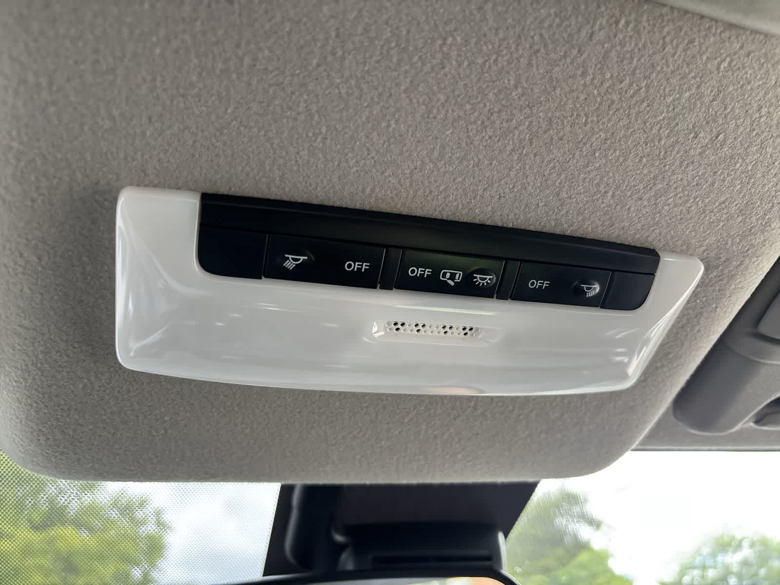 Used 2025 Nissan Versa SR w/ Trunk Package FWD image 20