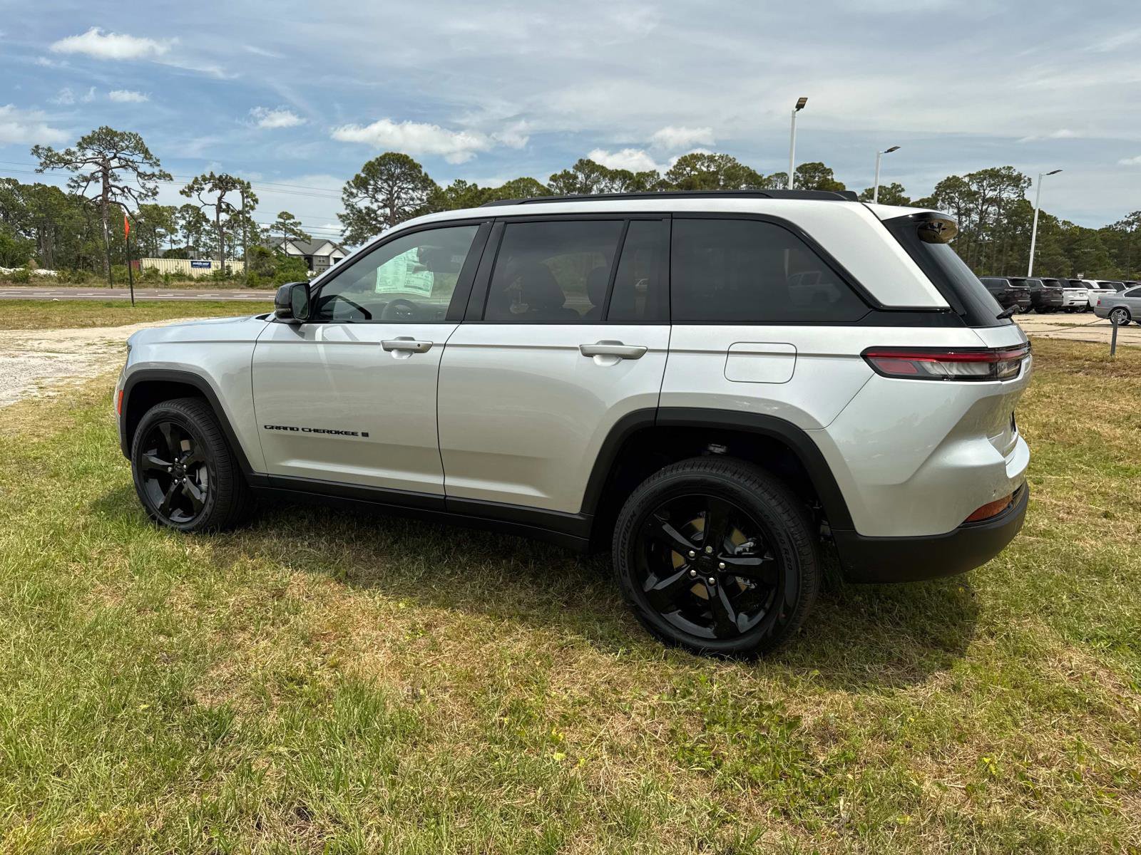 New 2025 Jeep Grand Cherokee Limited w/ Black Appearance Package image 5