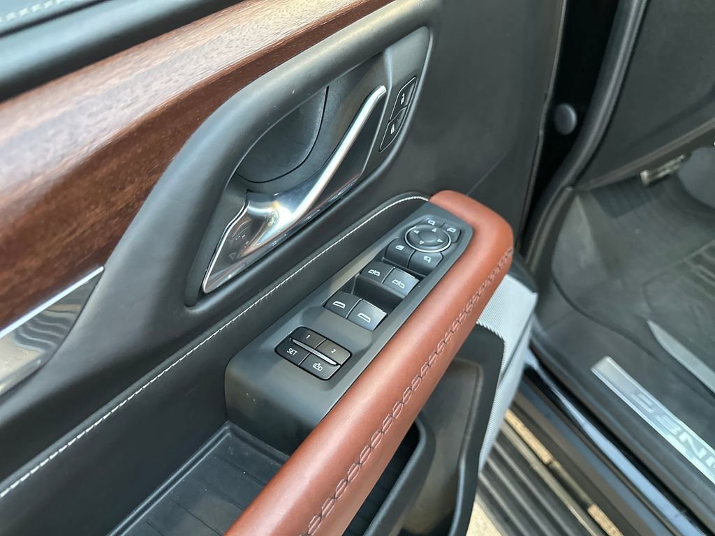 Used 2023 GMC Yukon XL Denali Ultimate AWD/4WD image 17