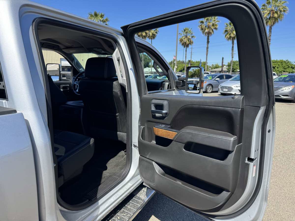 Used 2017 Chevrolet Silverado 1500 LTZ w/ LTZ Plus Package AWD/4WD image 18