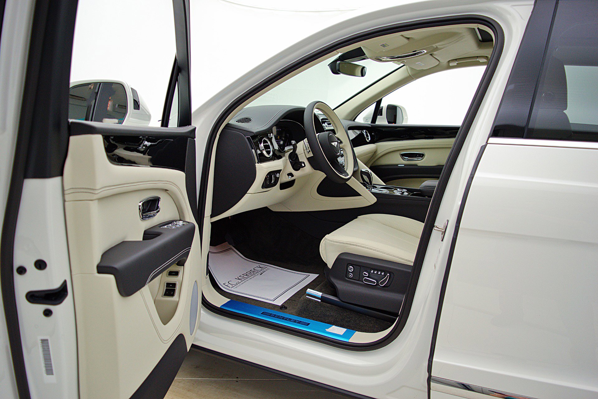 Used 2023 Bentley Bentayga Extended Wheelbase image 44